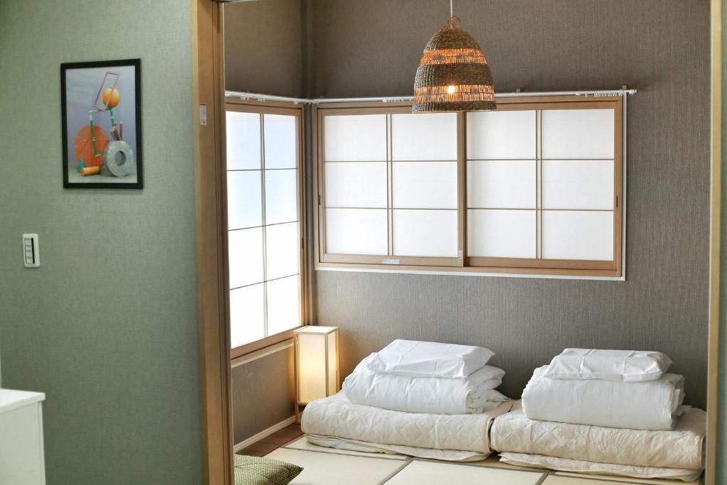 QU102 Ground-Floor 2BR Home, 6 Min to Koiwa, 1 Double Bed and 2 Single Beds, Easy with Luggage