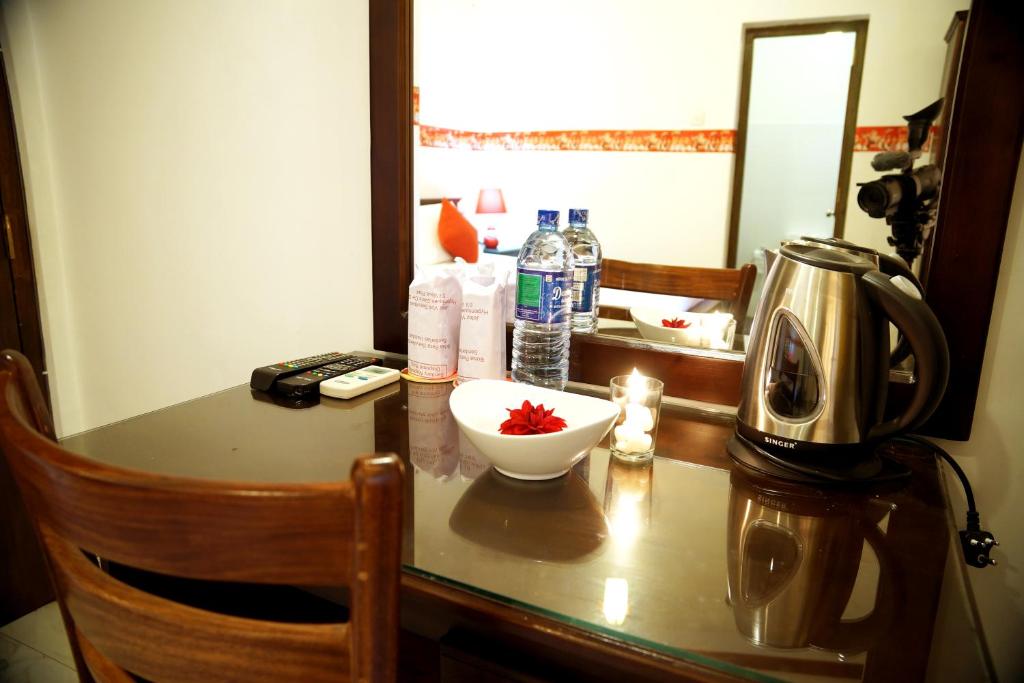 Příslušenství pro přípravu čaje a kávy v ubytování Kandy Moon Hills Hotel