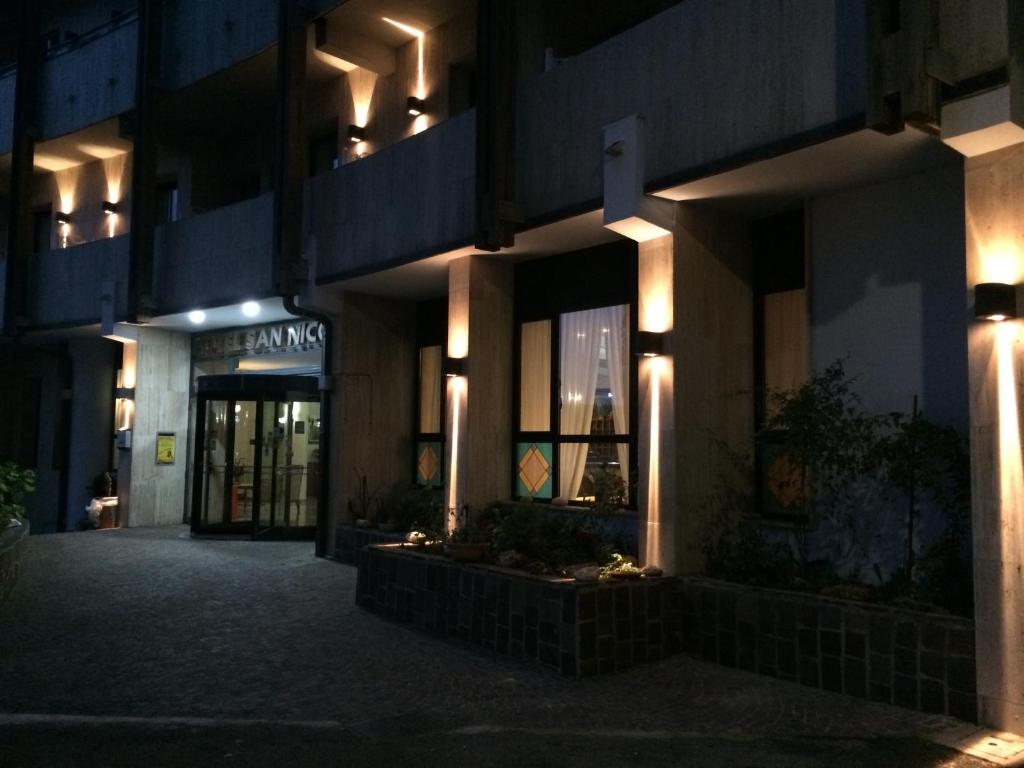 un edificio con luces de noche. en Hotel San Nicola, en Lagonegro