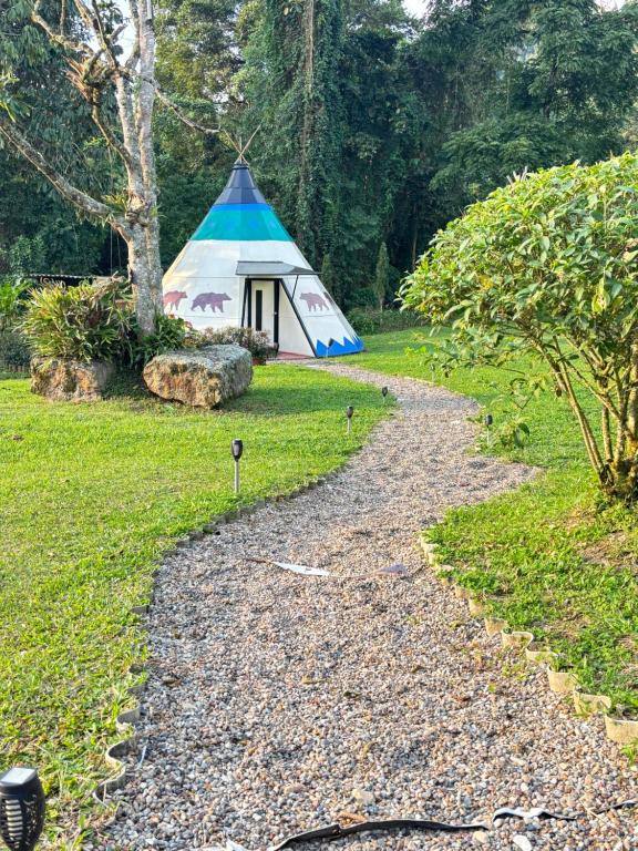 a path leading to a tent in a field at Refugio Natural Destino Payacal in La Mesa