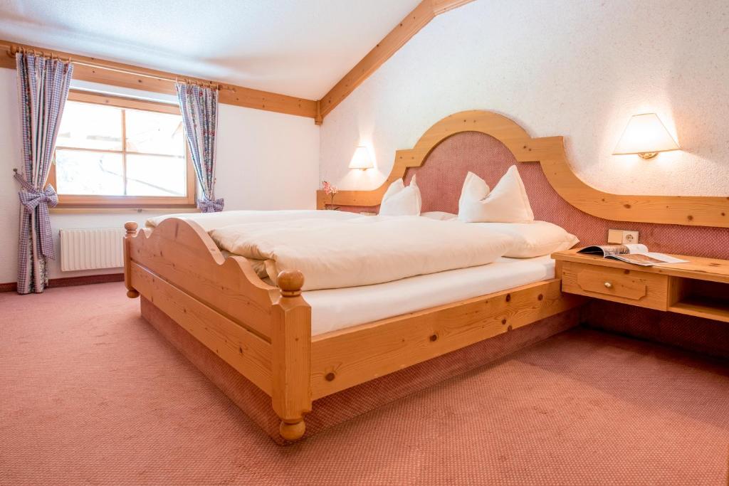 Postel nebo postele na pokoji v ubytování Landhotel Älpili