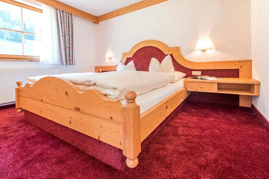 Postel nebo postele na pokoji v ubytování Landhotel Älpili