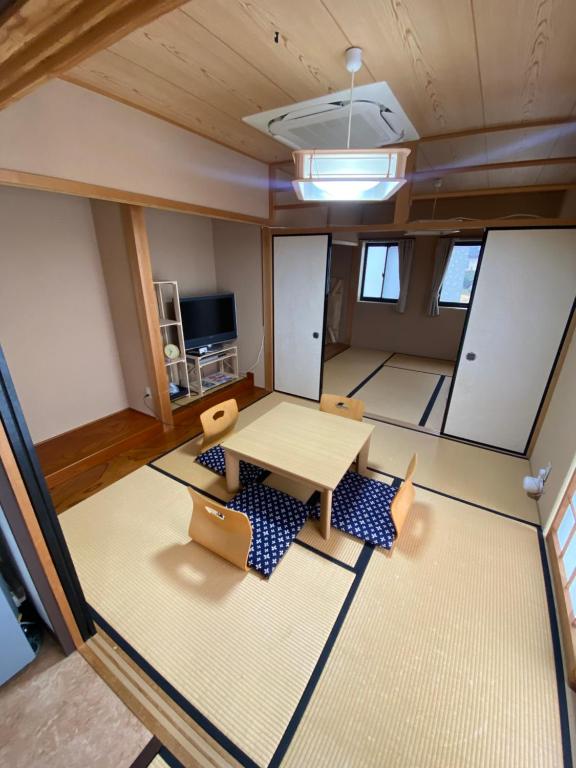 an overhead view of a room with a table and chairs at PhaseSpace in Sekimachi