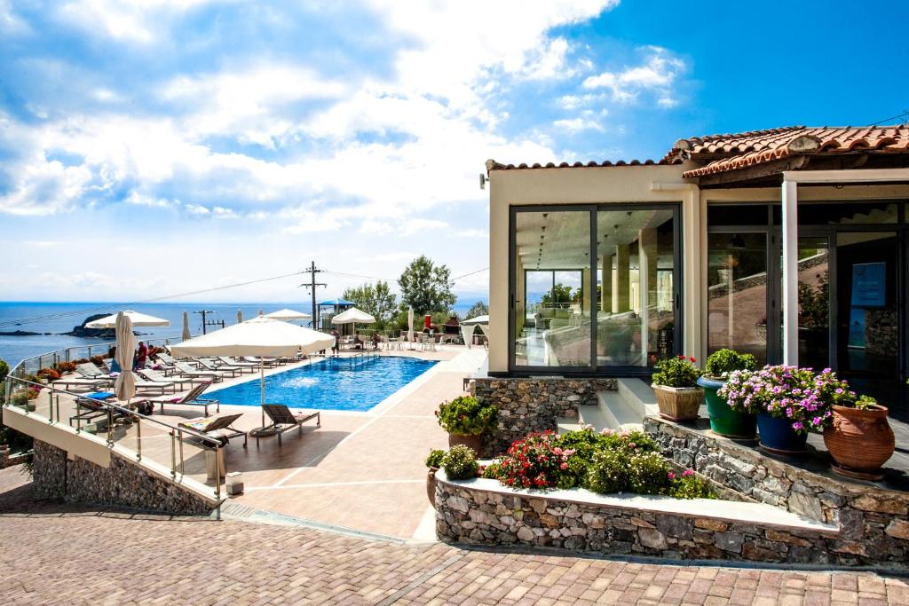 Bazén v ubytování La Luna Hotel nebo v jeho okolí