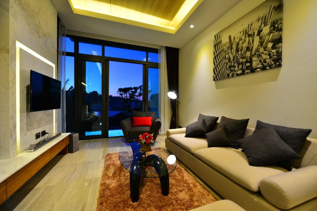 TV a/nebo společenská místnost v ubytování Bukit Pool Villas - SHA Extra Plus