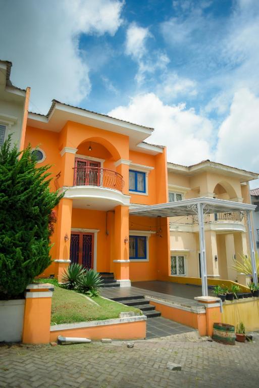 a house with an orange at Orange Villa in Berastagi