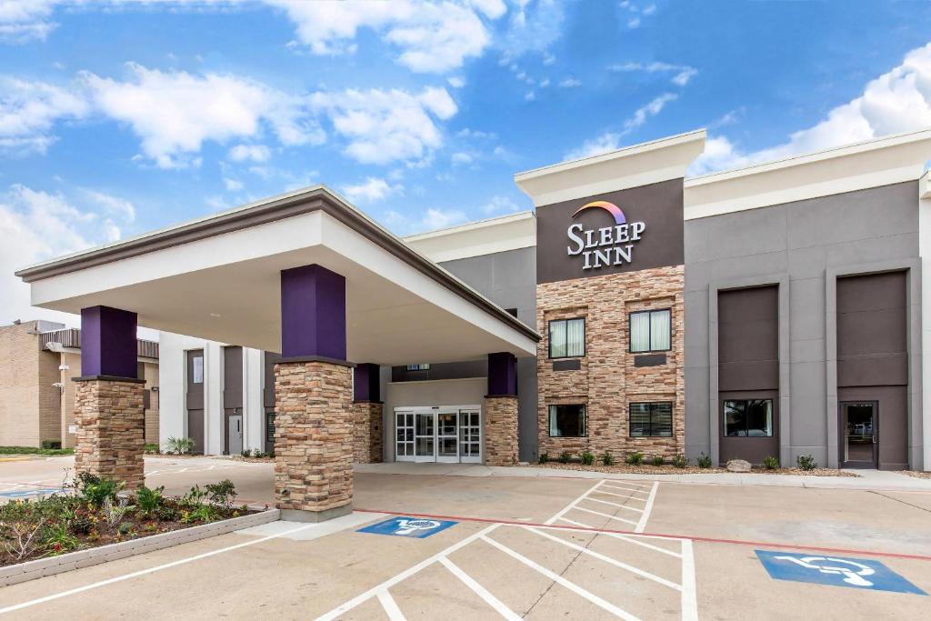 a hotel with a sign that reads sleep inn at Sleep Inn Dallas Love Field-Medical District in Dallas