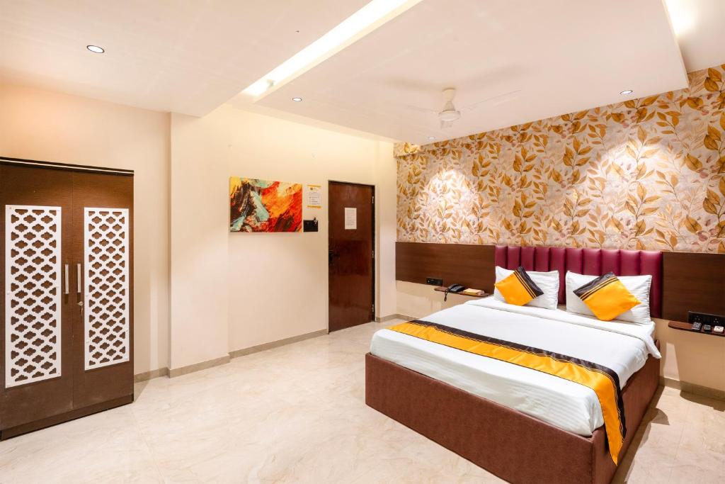 a bedroom with a large bed in a room at Itsy Hotels Lotus Executive in Pune