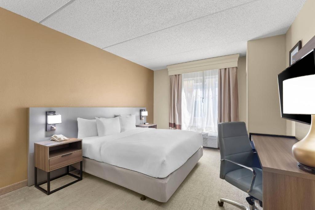 Comfort Suites Near Universal Orlando Resort - 