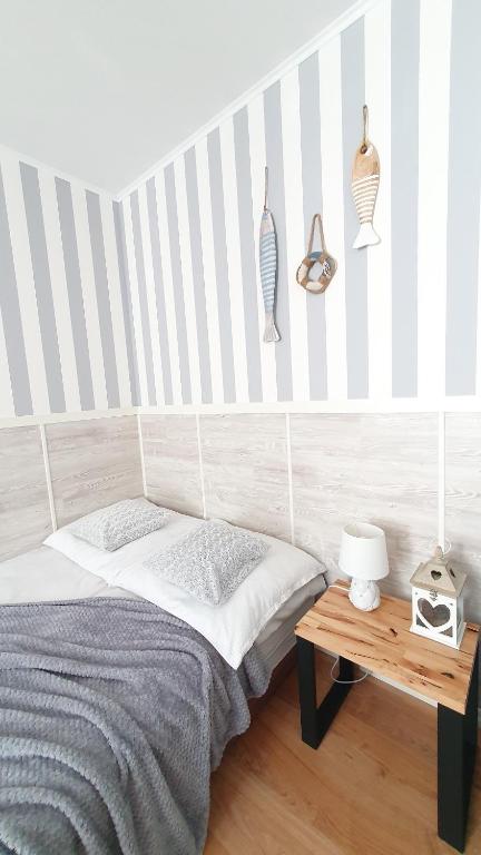 a bedroom with a bed and a wooden table at Willa Azur blisko plaży, centrum Mielna in Mielno
