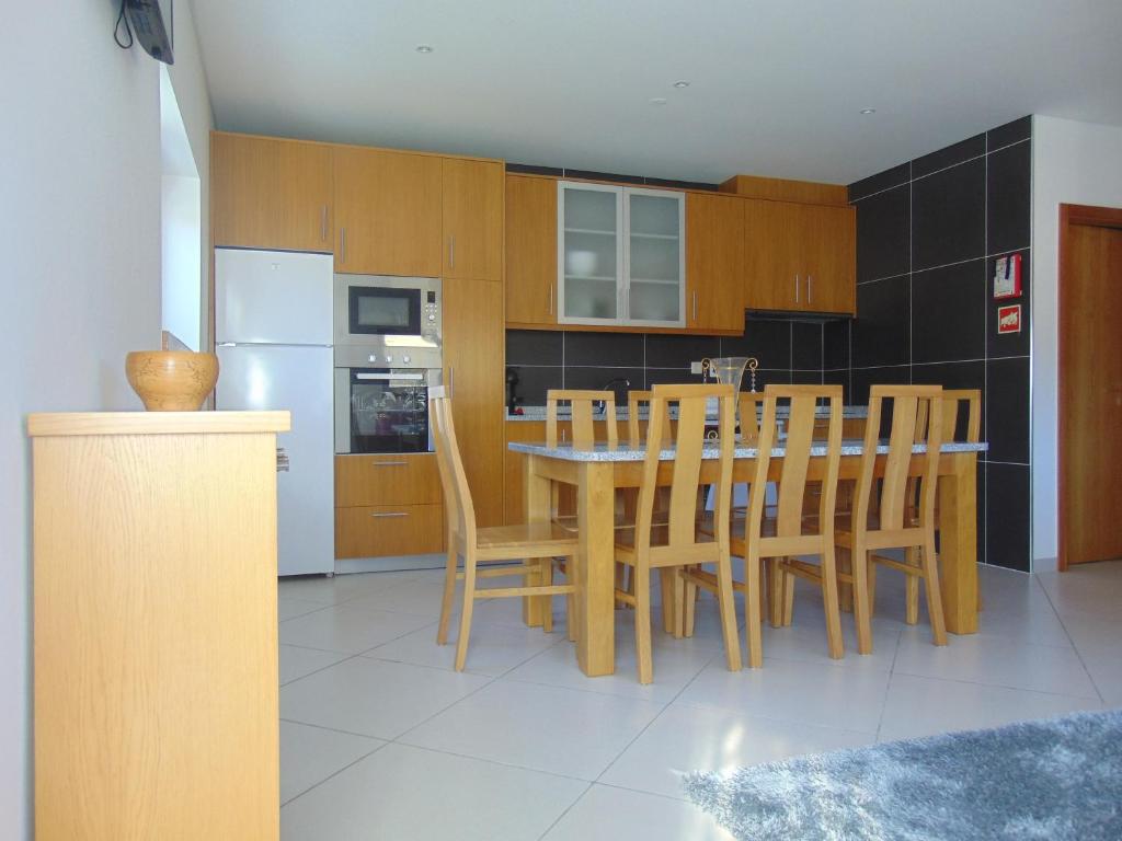Kuchyň nebo kuchyňský kout v ubytování Funileiro, apartamentos e quartos