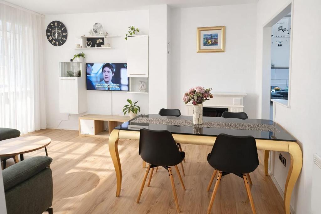 a living room with a dining room table and chairs at Apartment T&M in Trogir