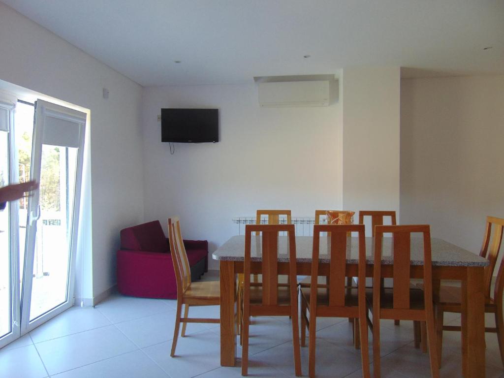 TV a/nebo společenská místnost v ubytování Funileiro, apartamentos e quartos