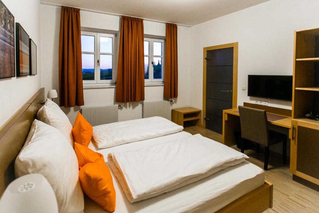 Televízia a/alebo spoločenská miestnosť v ubytovaní Haus Steirer am Kaiserwald