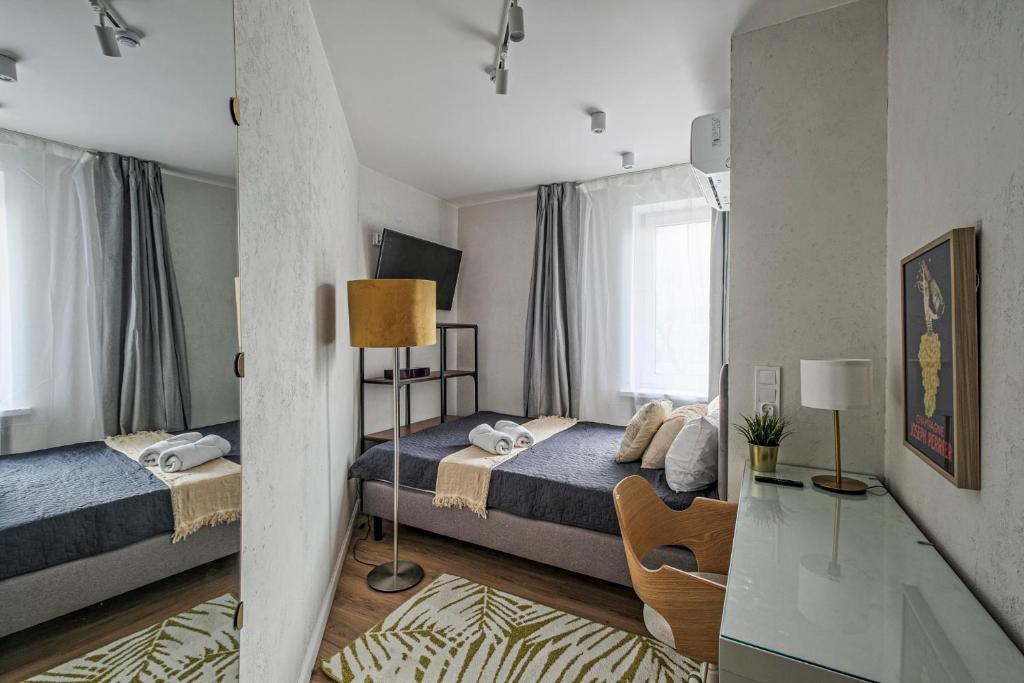 a bedroom with two beds and a window at Prestige Center Warsaw Rooms Metro, AC, Smart TV, 2 Bathrooms in Warsaw