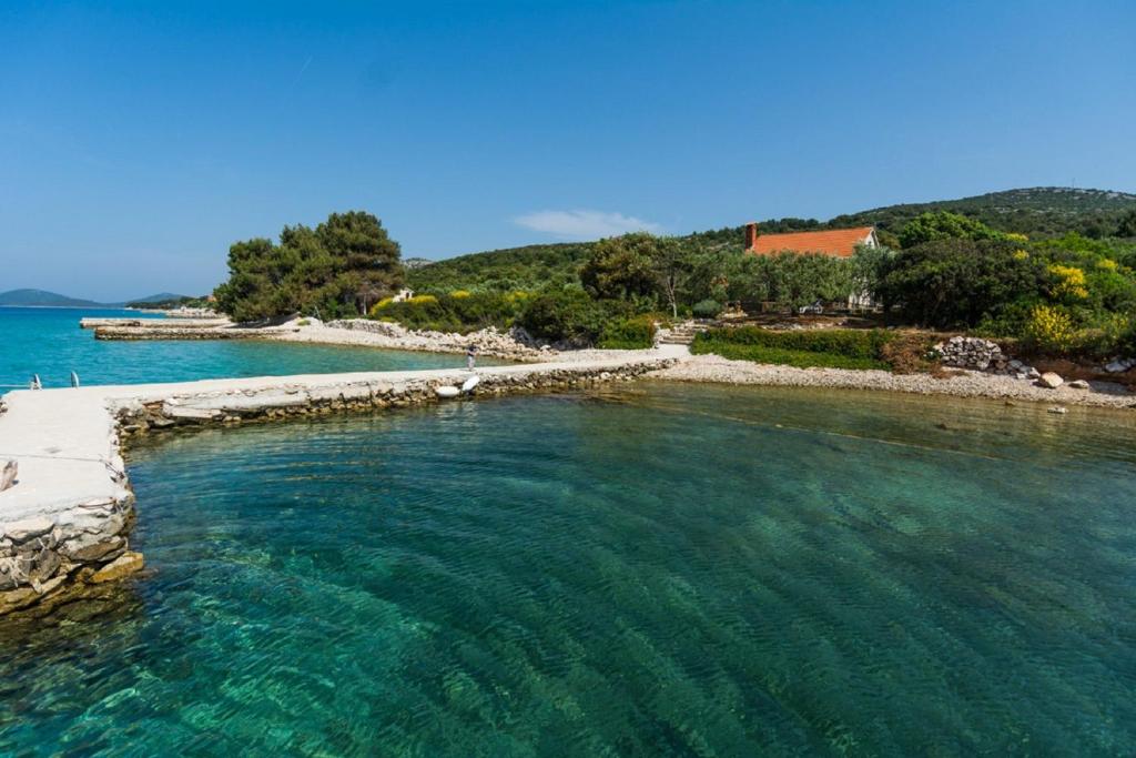 a large body of water with a rocky shore at House Sage in Tkon