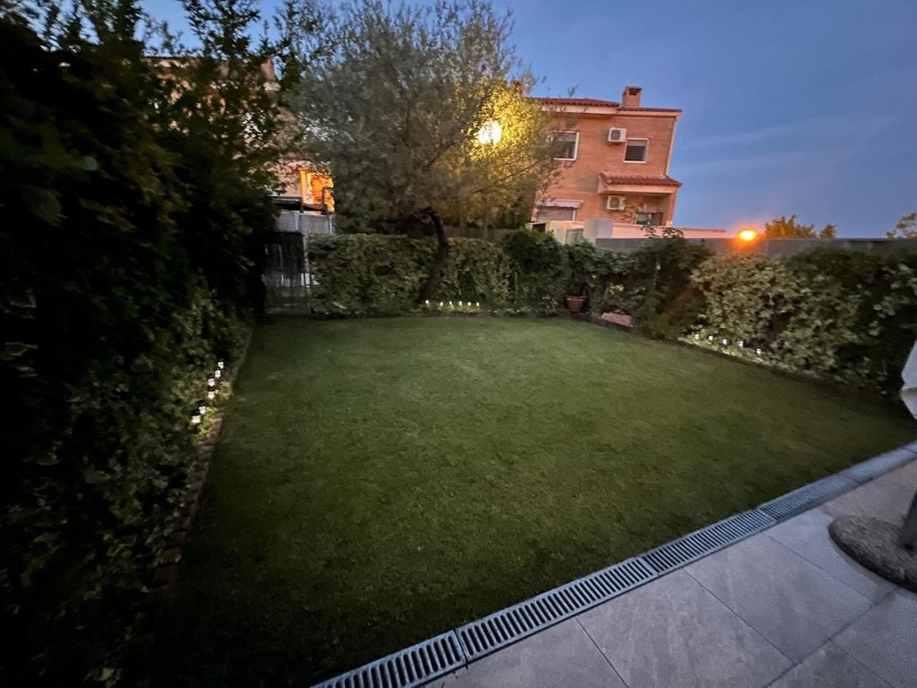 a yard with a large lawn in front of a house at Enjoy Toledo, junto a Puy du Fou in Argés
