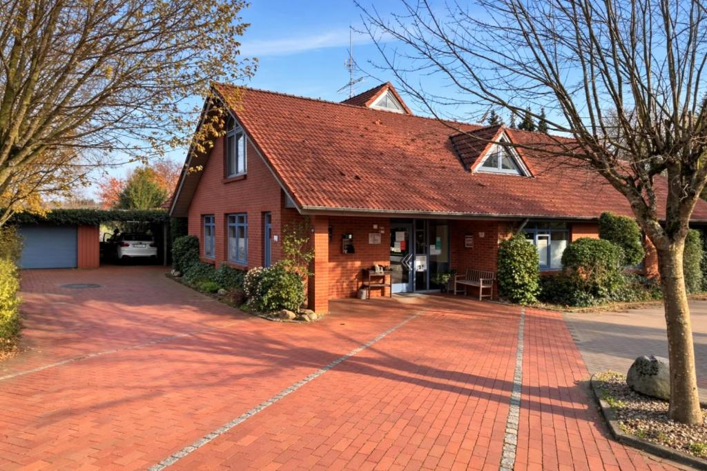 a red brick house with a red brick driveway at Charmante FeWo in Dorflage in Ebersdorf