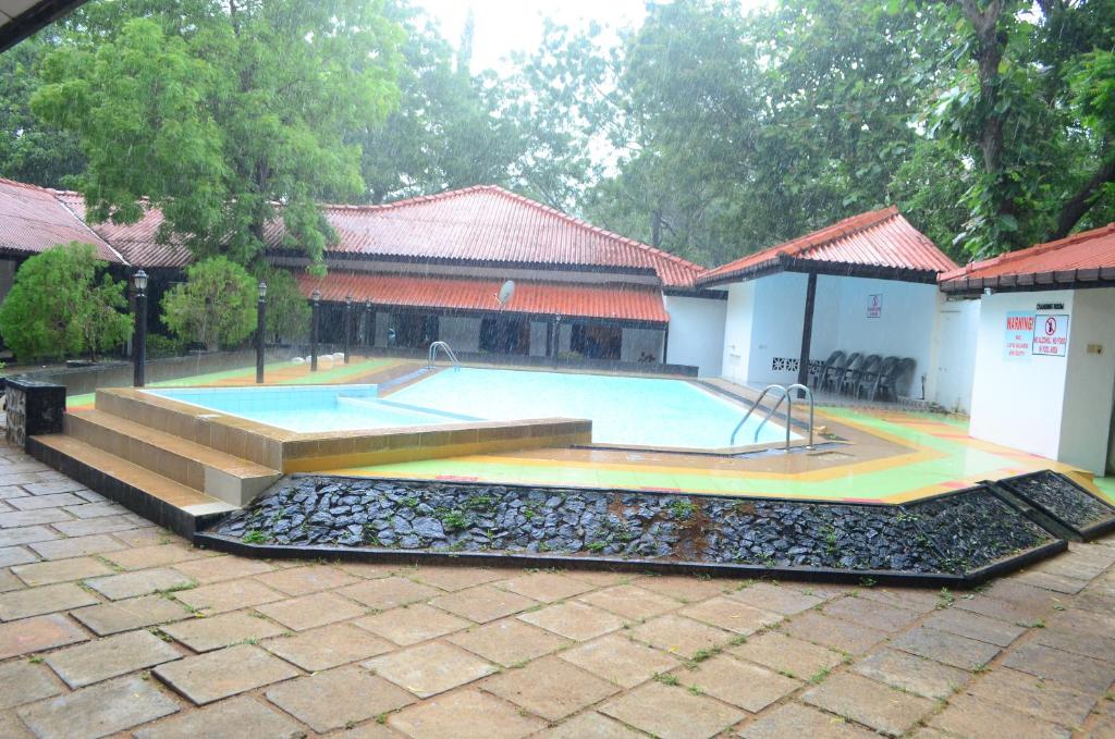 Bazén v ubytování Jayasinghe Holiday Resort nebo v jeho okolí