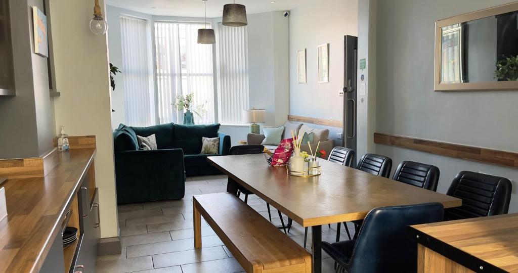 a living room with a table and a couch at Titanic Guest Boutique Accommodation in Belfast
