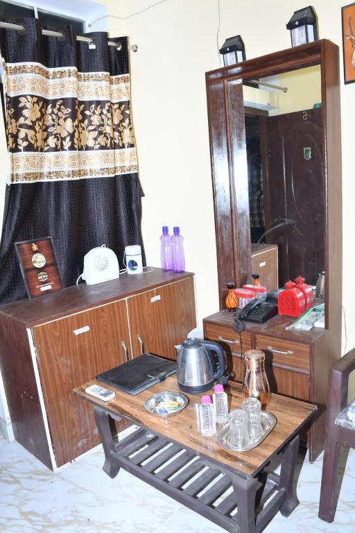 a room with a table and a mirror at Sarla Resort in Sawāi Mādhopur