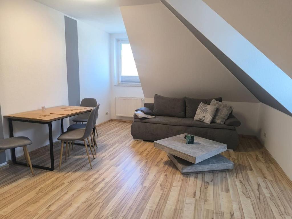 a living room with a couch and a table at Ruhige Ferienwohnung NB in Neubrandenburg