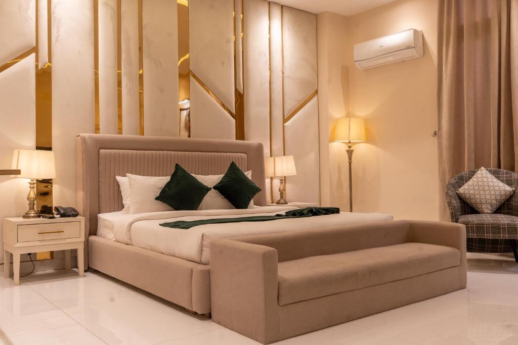 Pavilion Suites - Premium Hotel in Bahria Town - Habitación De Lujo