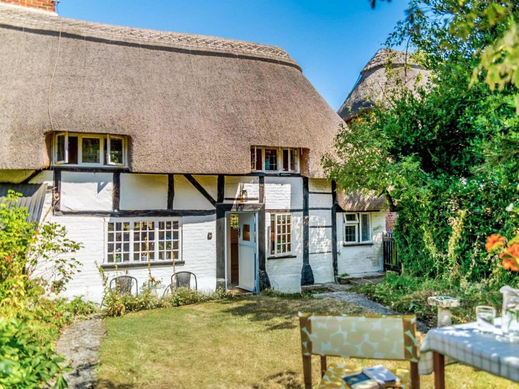 an old thatched cottage with a table and chairs at 2 Bed in Salisbury oc-88922 in Boreham