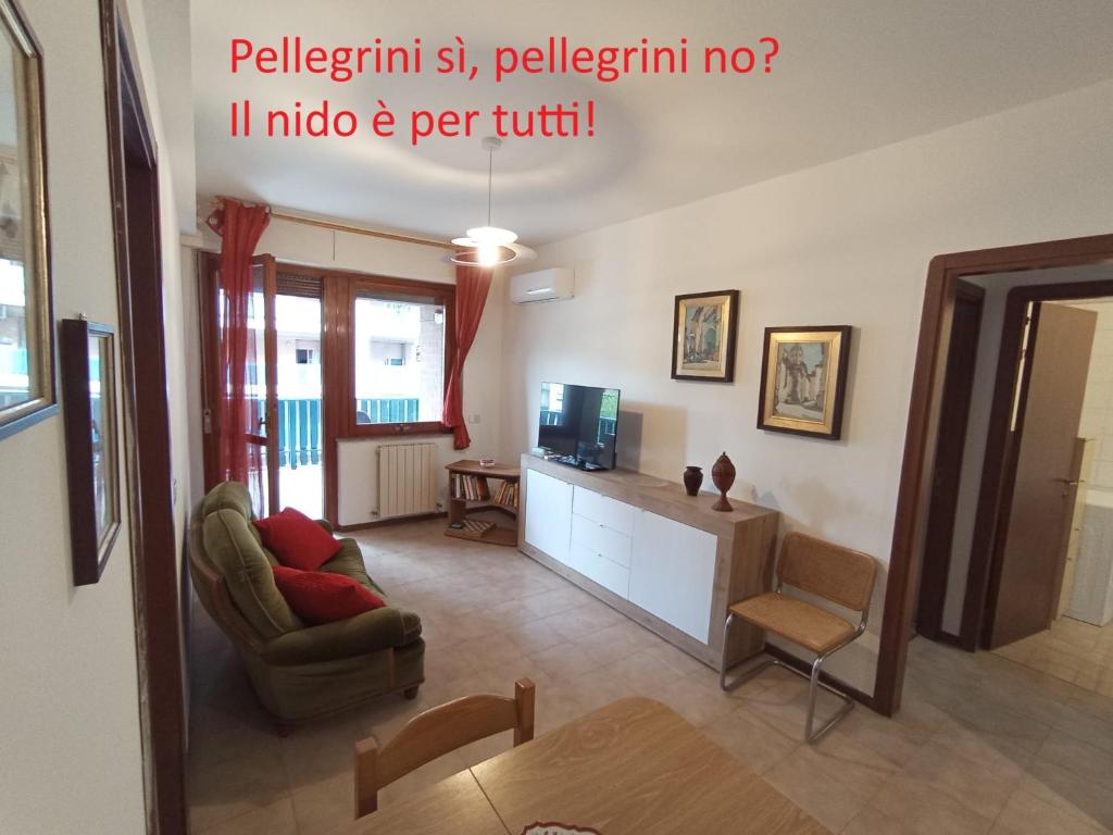 a living room with a couch and a television at Il nido Perugia in Perugia