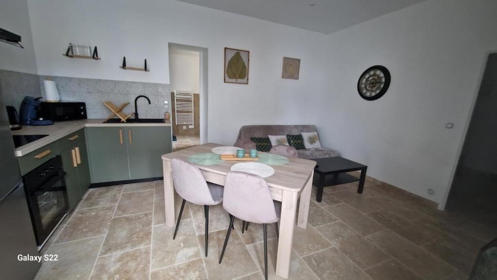 a kitchen with a table and chairs in a room at Gîte pour 2 personnes in Le Bugue