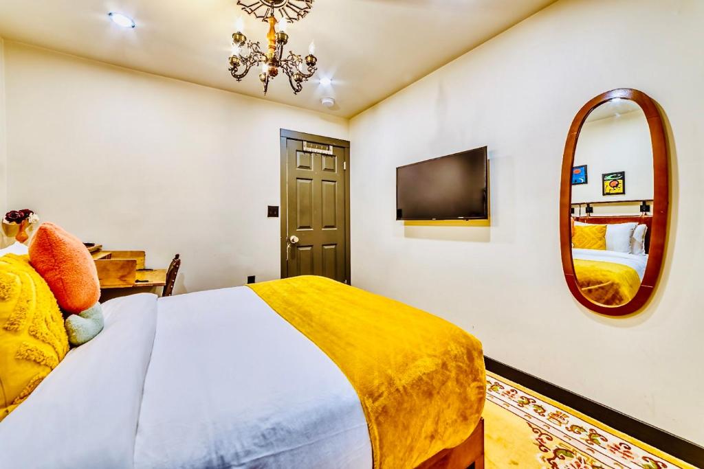 Neocolonial Nouveau Kensington Vacation Home photo