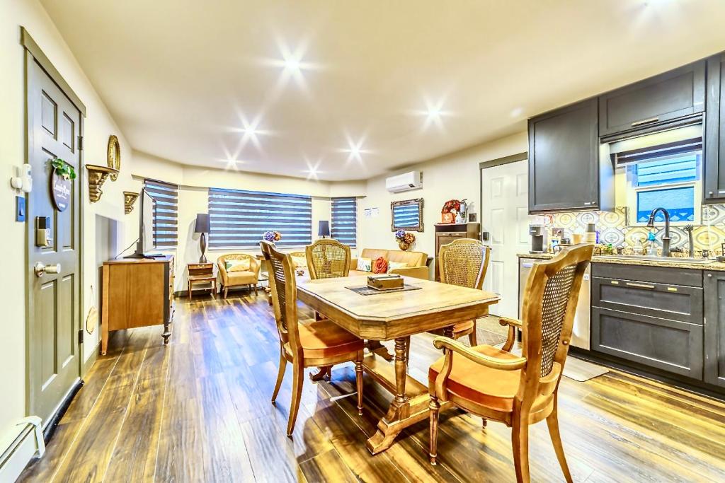 Neocolonial Nouveau Kensington Vacation Home photo