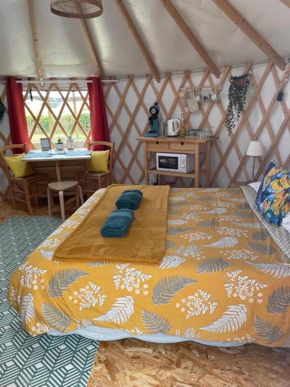 a bedroom with a bed in a yurt at Le Cocon de Tranquillité au Cœur de la Campagne in Les Pégués