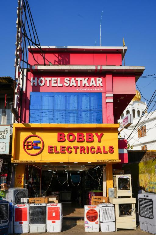 a building with a sign for a body electricizers at Hotel satkar in Parāsia