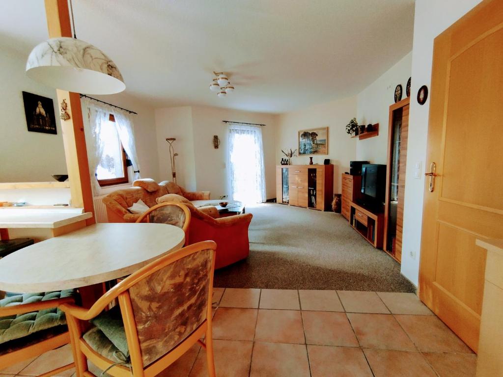 a living room with a table and a couch at Ferienwohnung Törpsch in Pirna