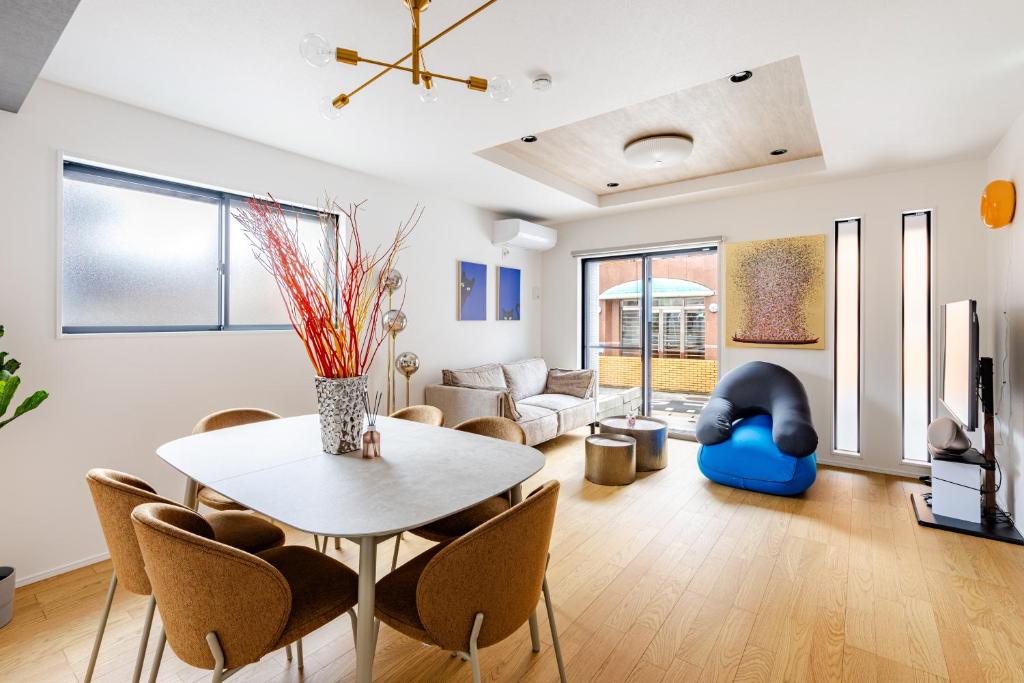 6 minutes by tram to Tenjin Stylish house for rent for up to 8 people Comfortable with 3 independent bedrooms & 2 toilets Parking lot for 2 cars
