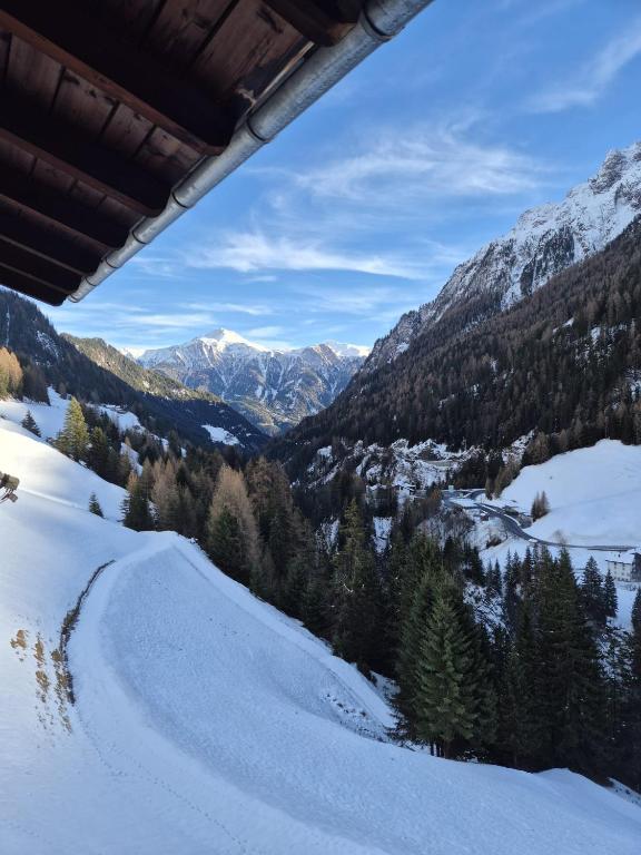 a view of a snow covered valley with mountains at Spiss 21 in Spiss
