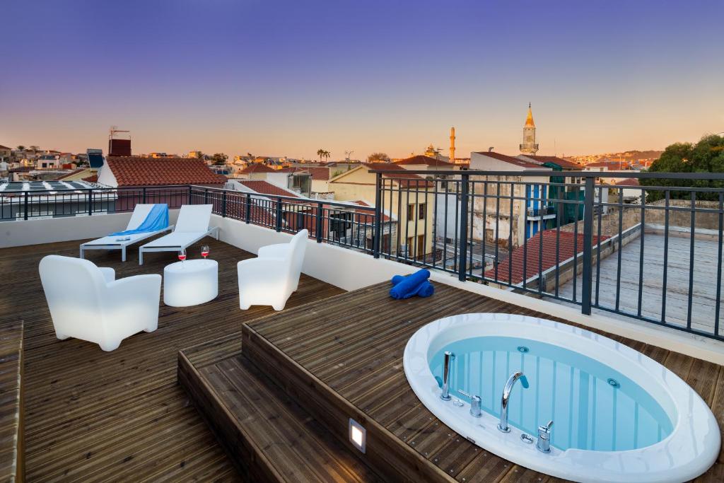 uma banheira de hidromassagem no telhado de um edifício em Querini Luxury Suites em Chania