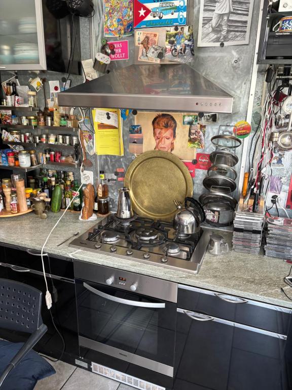 a frying pan on a stove in a kitchen at Zimmer mit Aussicht, Gstaltenrain 19 in Kaiseraugst