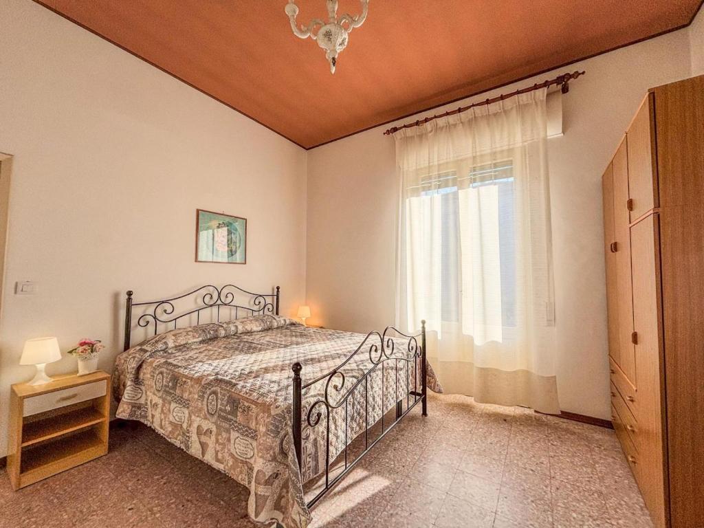 a bedroom with a bed and a window at Orchidea 2 - Pineto Vacanza in Pineto