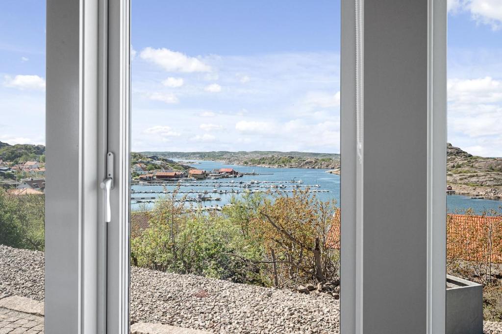 an open window with a view of a body of water at Fantastisk havsutsikt i Ulebergshamn in Hunnebostrand