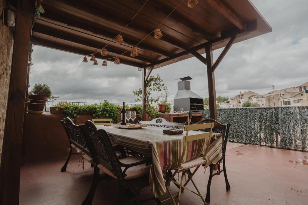 a table and chairs on a patio at Casa Aldabe in San Martín de Unx