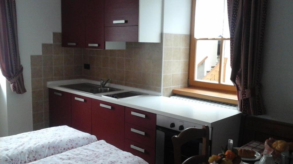 Kuchyňa alebo kuchynka v ubytovaní Cèsa Raggio di Sole