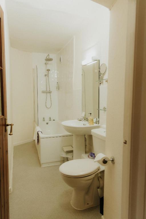 The Half Moon Inn - Family Room With Bathroom