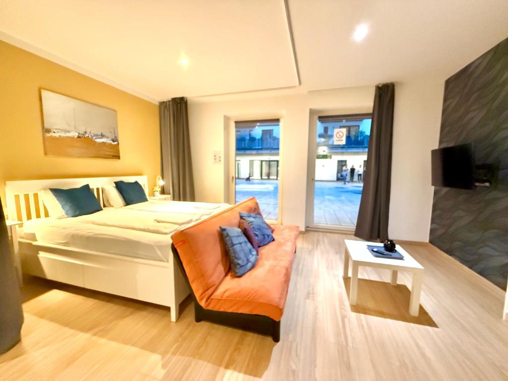 a hotel room with a bed and a tv at VibeStudio A2- Central Vienna 1090 - 50m2 - Self Check-In - AC in Vienna