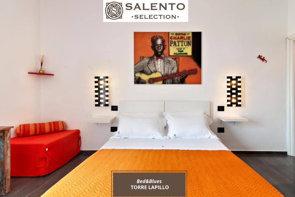 ein Schlafzimmer mit einem Bett und einem roten Sofa in der Unterkunft Bed & Blues in Torre Lapillo