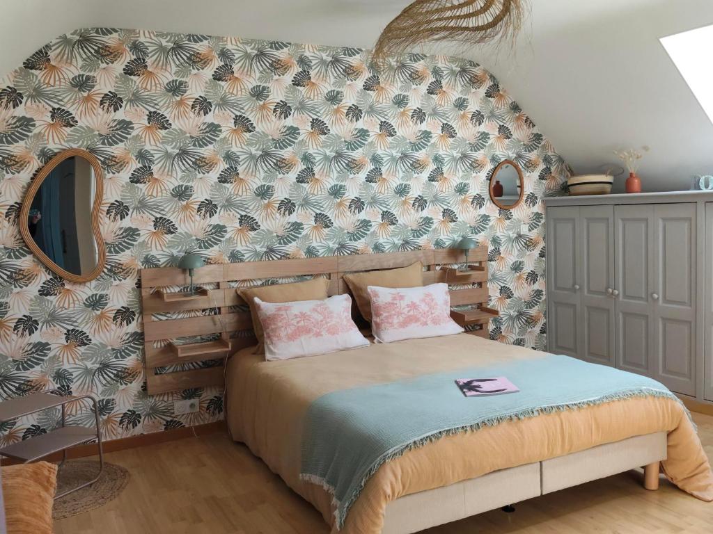 a bedroom with a bed with a wall at Entre terre et baie à 15 mn du Mont-Saint-Michel in Pontaubault
