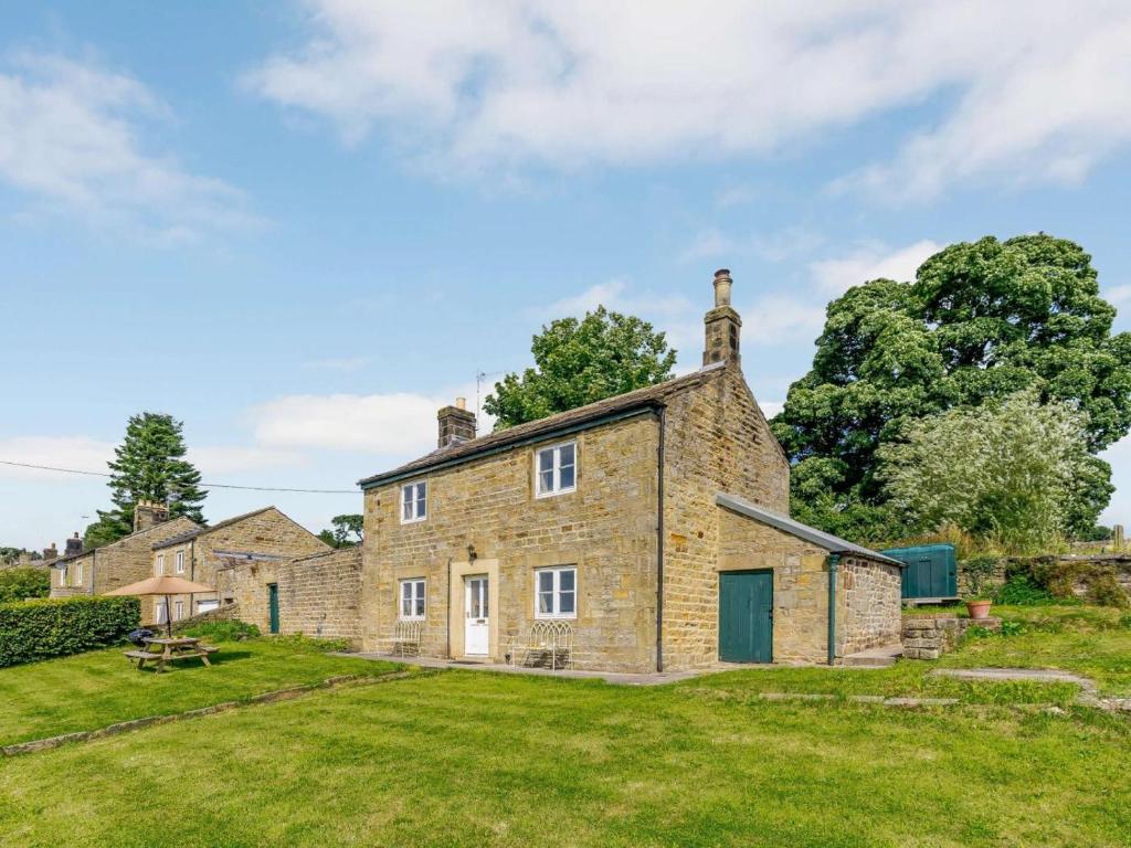 an old stone house with a grassy yard at 3 Bed in Ripon oc-83728 in Healey