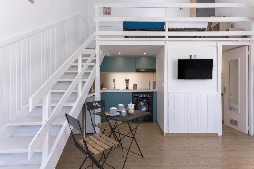 a room with a loft bed and a table with chairs at Studio André - Palais & plage, clim in Cannes