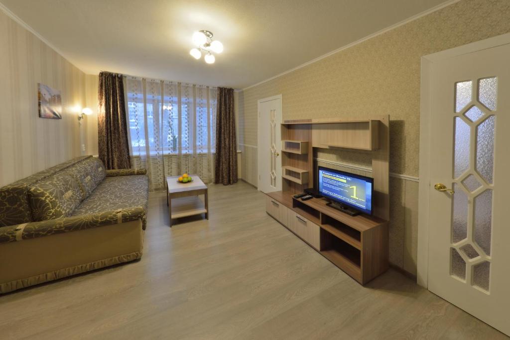 ヤロスラヴリにあるApartments on Oktyabrya 47のリビングルーム(ソファ、テレビ付)